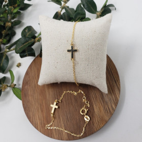 Bracelet religieux avec une fine croix plaqué or sur chaine