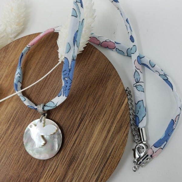 Collier Esprit Saint colombe blanche sur nacre fumée pour jeune fille