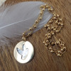 Collier religieux avec une médaille colombe ajourée plaqué or et nacre