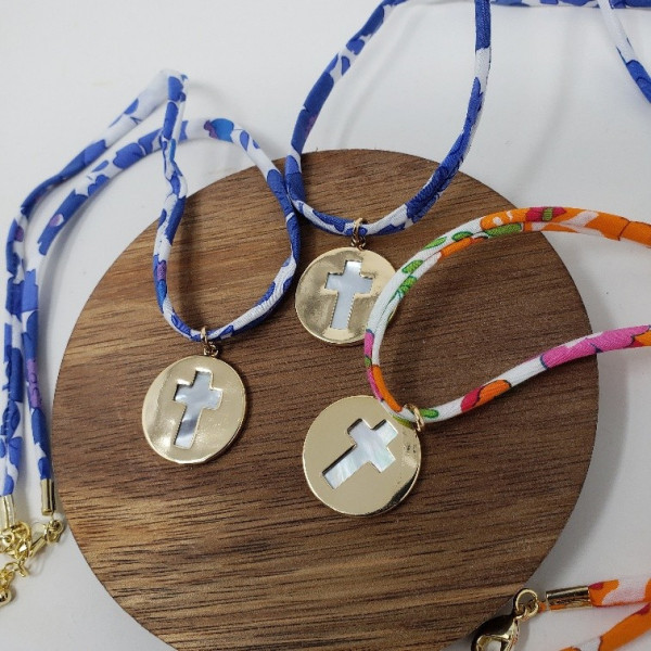 Collier religieux avec une médaille croix ajourée plaqué or et nacre