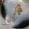 Collier religieux avec une belle croix nacre sertie plaqué or