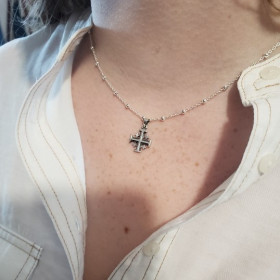 Collier fin en argent avec la croix de Jérusalem en argent pendentif