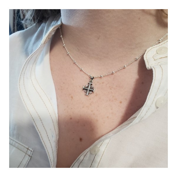 Collier fin en argent avec la croix de Jérusalem en argent pendentif