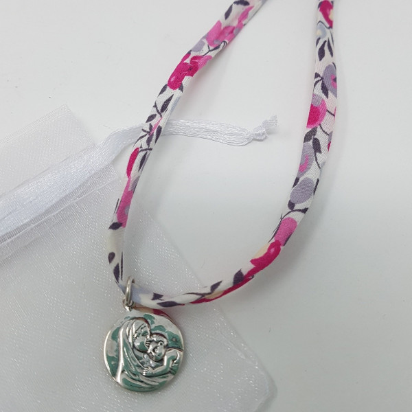 collier religieux avec une médaille de la vierge à l'enfant