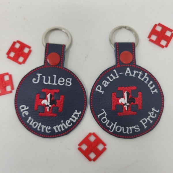 Porte-clés Médaillon en simili cuir brodé avec insigne 3D scout au dos