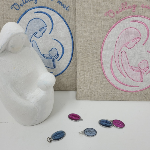 Cadre religieux en lin brodé d'une Vierge Marie à l'Enfant Jésus