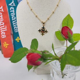 Collier plaqué or d'un croix au lys montée sur chaine boule