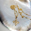 Collier plaqué or d'un croix au lys montée sur chaine boule