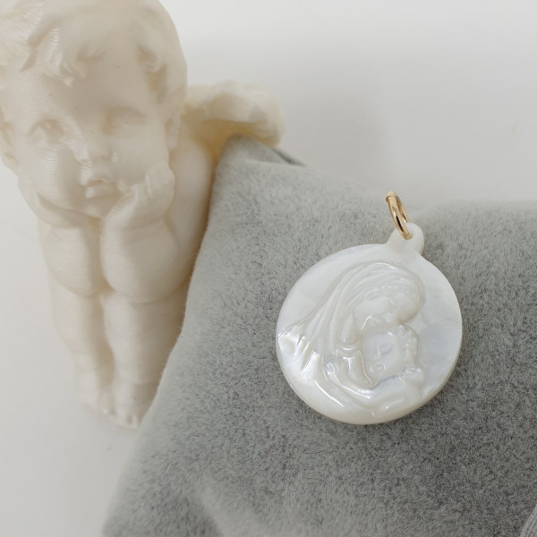 Collier religieux d'une grande vierge à l'enfant nacre sur chaine