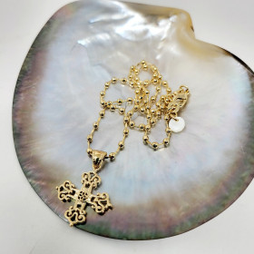 Collier religieux et chretien avec une belle croix plaque or ajourée