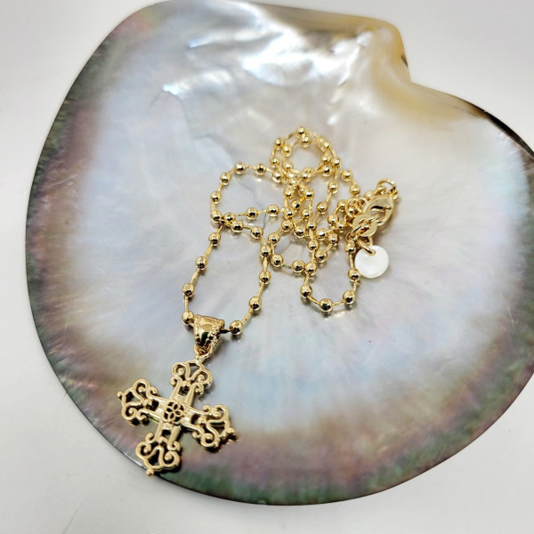 Collier religieux et chretien avec une belle croix plaque or ajourée