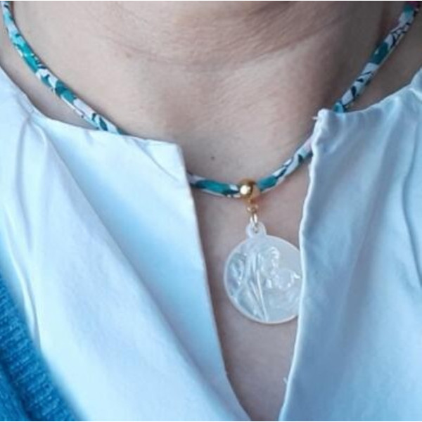 Collier Vierge à l’Enfant en nacre 20 mm pour première communion