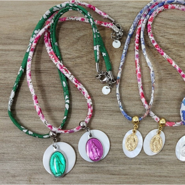 Collier enfant Médaille Miraculeuse colorée sur nacre – Liberty/Coton