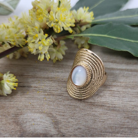 Bague religieuse lumière plaqué or et nacre en son centre