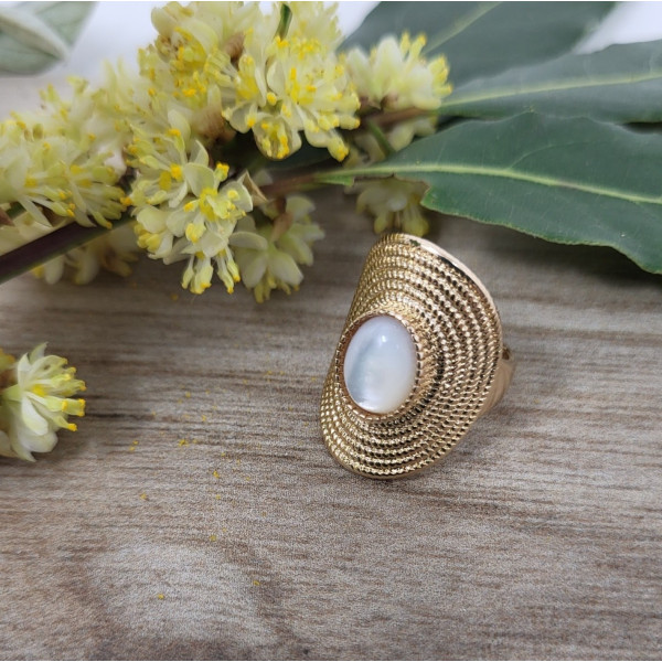 Bague religieuse lumière plaqué or et nacre en son centre
