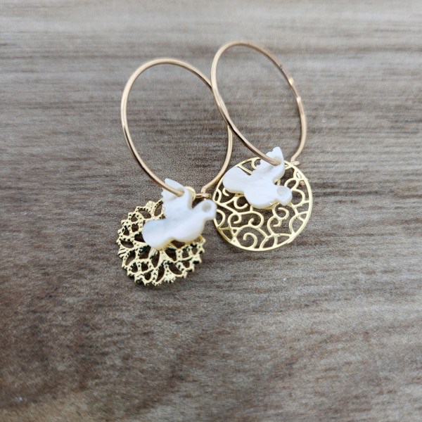 Boucles d'oreilles créoles colombe nacre avec rosace ajourée dorée