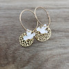 Boucles d'oreilles créoles colombe nacre avec rosace ajourée dorée