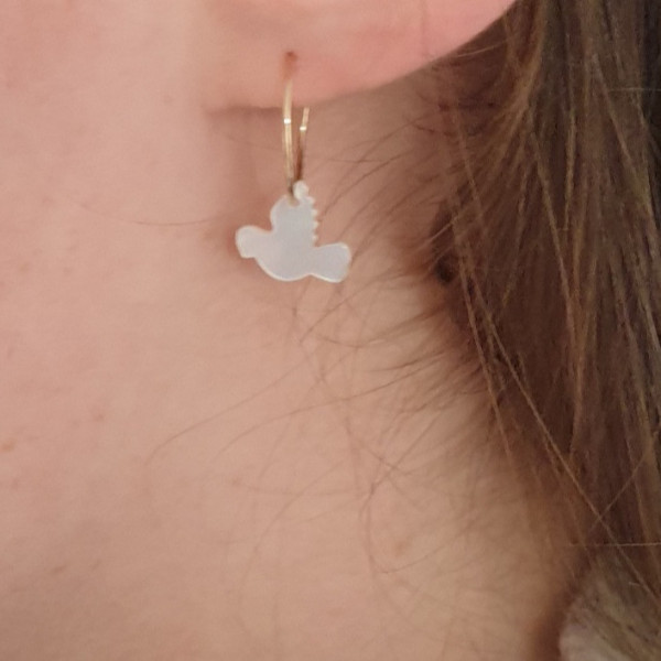 Boucles d'oreilles créoles colombe nacre avec rosace ajourée dorée