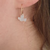 Boucles d'oreilles créoles colombe nacre avec rosace ajourée dorée