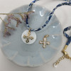 Collier croix trilobée plaqué or sur nacre cordon