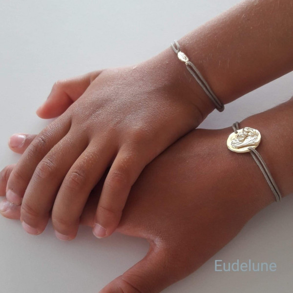 Bracelet cordon médaille Vierge à l'Enfant gravée