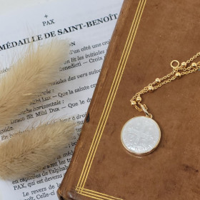 Collier religieux avec la croix de saint Benoit en nacre sur chaine