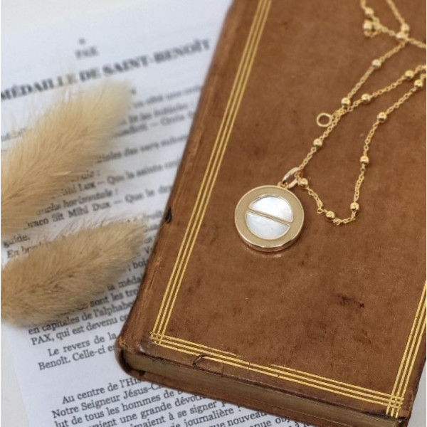 Collier religieux avec la croix de saint Benoit en nacre sur chaine