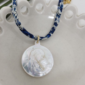 Collier Vierge à l’Enfant nacre 25 mm sur nacre, gravure détaillée