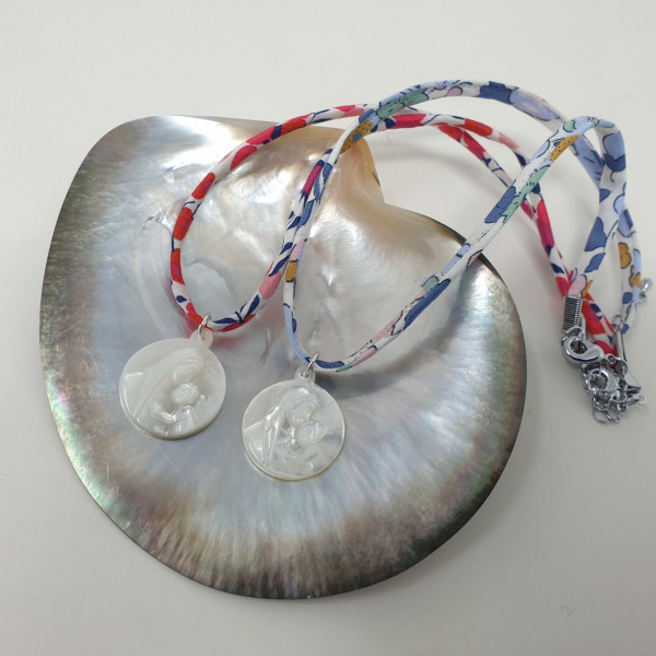 Collier Vierge à l’Enfant nacre 25 mm sur nacre, gravure détaillée