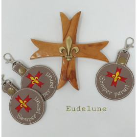 Médaillon en simili cuir porte clés religieux brodé personnalisé