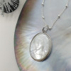 Bijou collier religieux Vierge Marie nacre sertie clos sur chaine