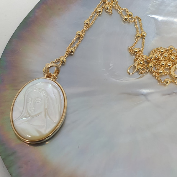 Bijou collier religieux Vierge Marie nacre sertie clos sur chaine