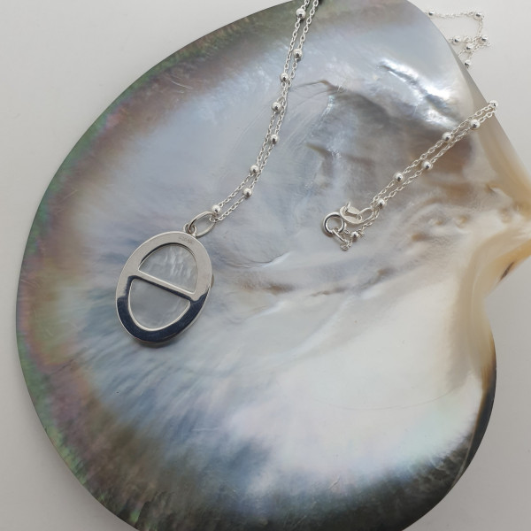 Collier religieux d'une vierge miraculeuse nacre cerclée