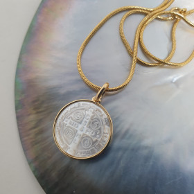 Collier religieux avec la croix de saint Benoit en nacre sur chaine