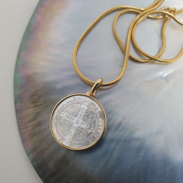 Collier religieux avec la croix de saint Benoit en nacre sur chaine