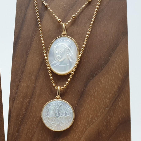 Collier religieux avec la croix de saint Benoit en nacre sur chaine